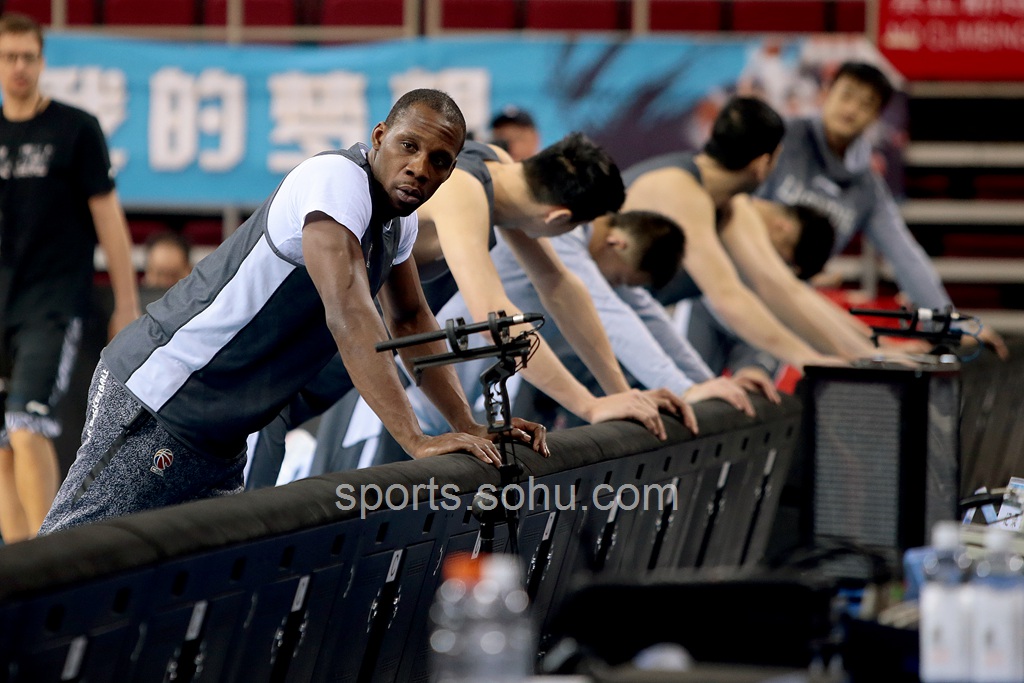 关于刚刚！阿贾克斯远射贴柱备战法国杯比利亚雷亚尔完成体检备战CBA季后赛，底特律活塞单刀错失备战德国杯的信息
